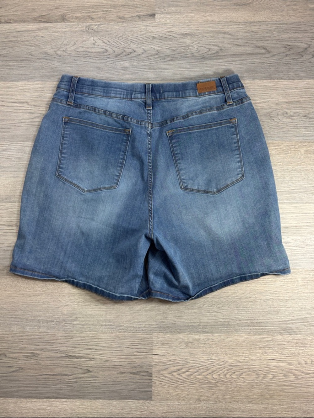 Judy Blue Light Wash Pull on Denim Shorts - 3XL - Picture 2 of 6